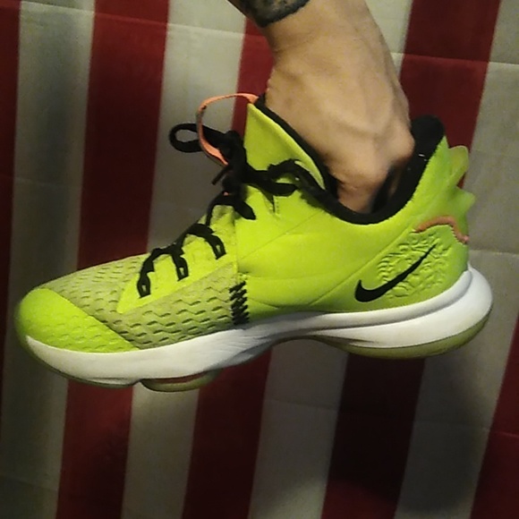 LeBron Witness Vol. 5 - Picture 5 of 6